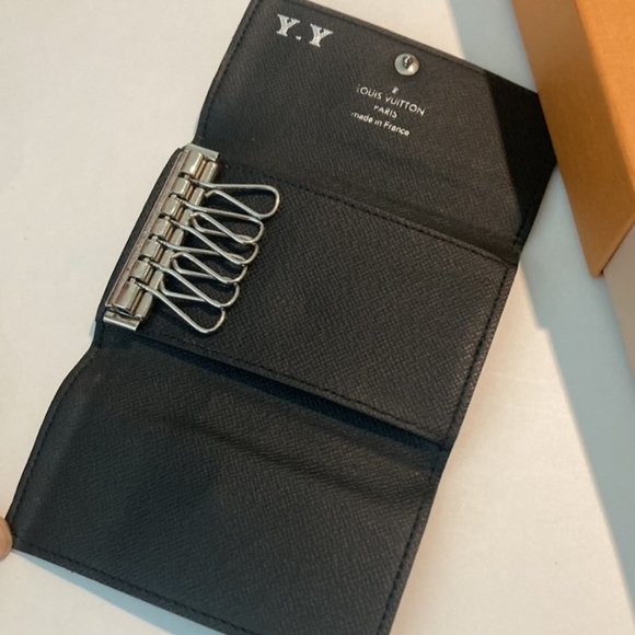 Louis Vuitton 6 Key Holder - Picture 2 of 4
